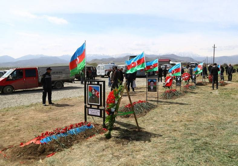 Hocalı katliamının yedi kurbanının kalıntısı Hocalı'da defnedildi - Resim: 2